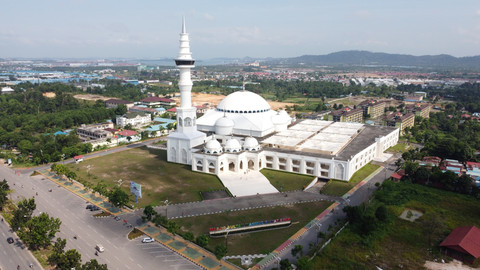 Masjid Raya Sultan Mahmud Riayat Syah Kota Batam. Foto: Shutterstock