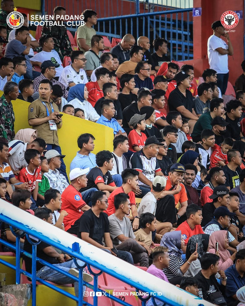 Suporter Semen Padang menonton laga Super League 2025/26 di Stadion Gelora Haji Agus Salim, Sumatera Barat. Foto: Instagram @semenpadangfcid