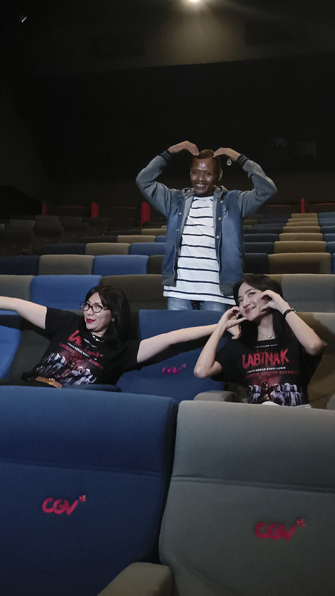 Sumanto, Nayla Purnama, dan Pratiwi Juliani, usai nonton bareng film Labinak: Mereka Ada di Sini, di CGV Rita Supermall, Purwokerto, Jawa Tengah, Senin (18/8/2025). Foto: Giovanni/kumparan