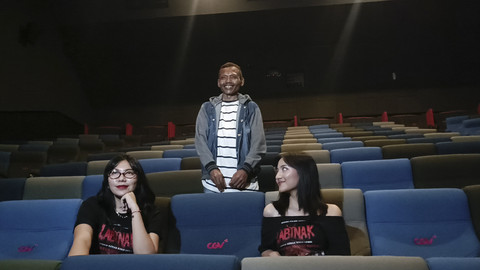 Sumanto, Nayla Purnama, dan Pratiwi Juliani, usai nonton bareng film Labinak: Mereka Ada di Sini, di CGV Rita Supermall, Purwokerto, Jawa Tengah, Senin (18/8/2025). Foto: Giovanni/kumparan