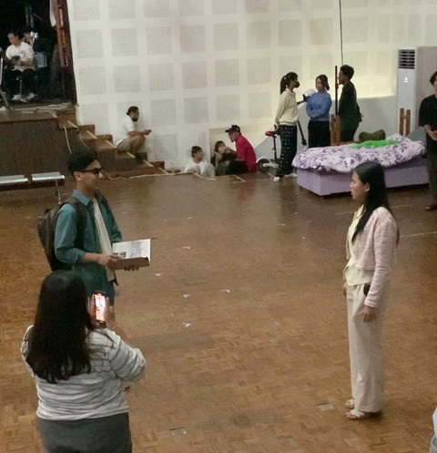 Latihan teater drama musikal Pengin Hijrah di gedung Teater Luwes IKJ, Jakarta Pusat, Senin (18/8/2025). Foto: Vincentius Mario/kumparan