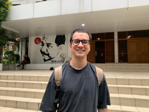 Aktor Endy Arfian ditemui di sela latihan teater drama musikal Pengin Hijrah di gedung Teater Luwes IKJ, Jakarta Pusat, pada Senin (18/8/2025).
 Foto: Vincentius Mario/kumparan