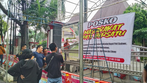 Aliansi Masyarakat Pati Bersatu mendirikan Posko Pengawalan Pansus Hak Angket DPRD Pati di depan Gedung Dewan Perwakilan Rakyat Daerah (DPRD) Kabupaten Pati, Senin (18/8/2025). Foto: kumparan