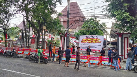Aliansi Masyarakat Pati Bersatu mendirikan Posko Pengawalan Pansus Hak Angket DPRD Pati di depan Gedung DPRD Kabupaten Pati, Senin (18/8/2025). Foto: kumparan