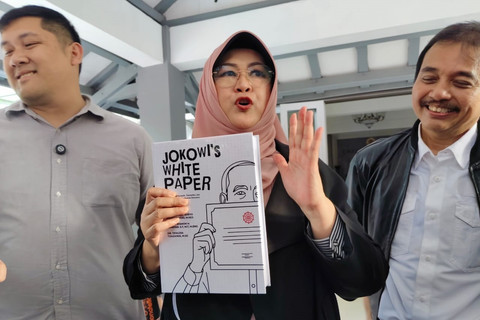Roy Suryo dan Dokter Tifa tunjukkan buku Jokowi's White Paper karyanya di depan University Club Hotel UGM, Senin (18/8/2025). Foto: Arfiansyah Panji Purnandaru/kumparan