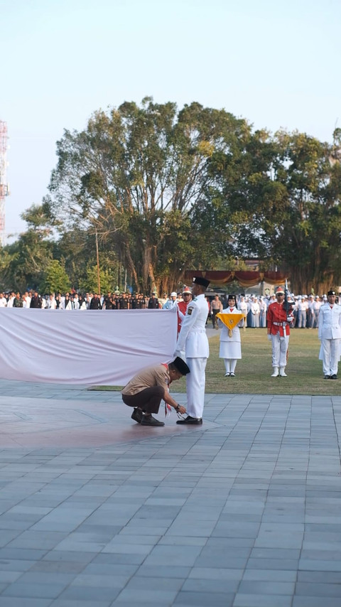 Momen Wakil Bupati Kulon Progo, Ambar Purwoko mengikat tali sepatu Paskibraka yang lepas saat upacara penurunan bendera Merah Putih di Alun-alun Kabupaten Kulon Progo, Minggu (17/8/2025). Foto: Dok. Ambar Purwoko