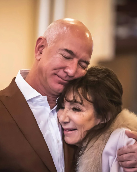 Ibu Jeff Bezos merupakan seorang perempuan yang berjuang untuk berkarier, berkuliah, hingga menjadi ibu. Foto: Instagram @jeffbezos