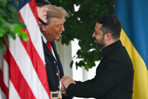 Presiden AS Donald Trump menyambut Presiden Ukraina Volodymyr Zelensky di Gedung Putih, AS, Senin (18/8/2025). Andrew Caballero-Reynolds/AFP