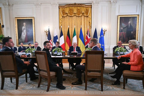 Presiden AS Donald Trump bertemu Presiden Ukraina Volodymyr Zelensky dan pemimpin Eropa lainnya di Gedung Putih, Senin (18/8/2025) waktu setempat. Foto: Andrew Caballero-Reynolds/AFP