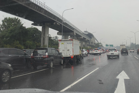 Kendaraan mengular imbas kemacetan yang terjadi di exit tol Cibubur, Selasa (19/8/2025). Foto: Mirsan Simamora/kumparan