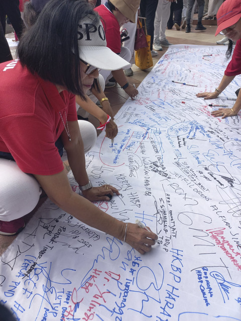 Ribuan jemaat, simpatisan dan aktifis gereja Huria Kristen Batak Protestan (HKBP) dari empat distrik di Jabodetabek menggelar aksi doa bersama dan orasi di Tugu Proklamasi, Jakarta Pusat, pada Senin (18/8/2025). Foto: Dok. HKBP