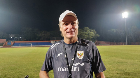 Pelatih Timnas Wanita U-16, Timo Scheunemann, saat bertemu awak media di Lapangan
UNS, Senin (18/8). Foto: kumparan/Ismail