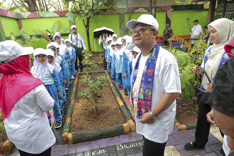 Menteri Pendidikan Dasar dan Menengah (Mendikdasmen) Abdul Mu'ti meninjau usai meresmikan Gerakan Numerasi Nasional di SDN Meruya 4, Jakarta, Selasa (19/8/2025). Foto: Iqbal Firdaus/kumparan