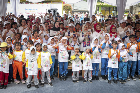 Menteri Pendidikan Dasar dan Menengah (Mendikdasmen) Abdul Mu'ti dan Ketua Komisi X DPR RI Hetifah Sjaifudian berfoto dengan siswa usai meresmikan Gerakan Numerasi Nasional di SDN Meruya 4, Jakarta, S... </div>
<div class=