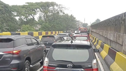Bus transjakarta Koridor 11 mengalami keterlambatan akibat macet di St. Cakung dan sekitar Halte Penggilingan, Selasa (19/8/2025). Foto: X/ @PT_Transjakarta