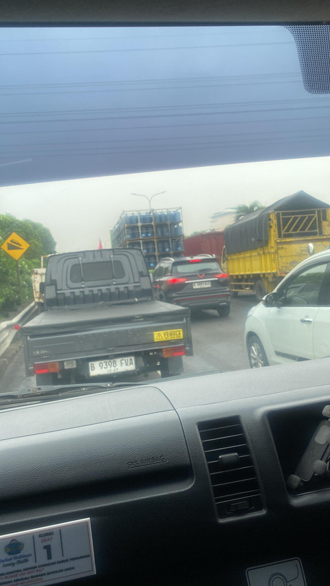 Kemacetan parah di Toll JORR East dari Cikunir, Selasa (19/8/2025). Foto: Dok. Fajar