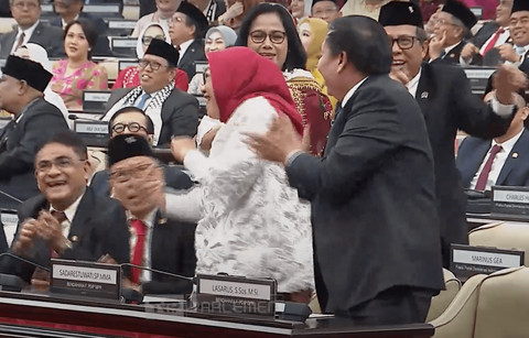 Anggota DPR joget di sela sidang tahunan MPR/DPR/DPR, 15 Agustus 2025. Foto: Youtube/ TV Parlemen