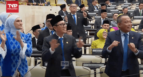 Anggota DPR joget di sela sidang tahunan MPR/DPR/DPR, 15 Agustus 2025. Foto: Youtube/ TV Parlemen