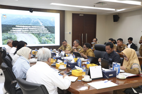 Wamendagri Ribka Haluk menghadiri rapat monitoring Daerah Otonom Baru (DOB) Papua di Kementerian PU, Jakarta, Selasa (19/8/2025). Foto: Kemendagri RI