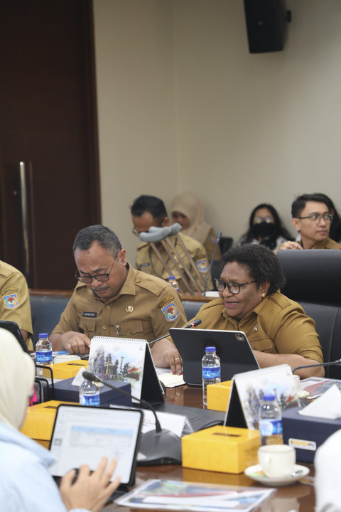 Wamendagri Ribka Haluk menghadiri rapat monitoring Daerah Otonom Baru (DOB) Papua di Kementerian PU, Jakarta, Selasa (19/8/2025). Foto: Kemendagri RI