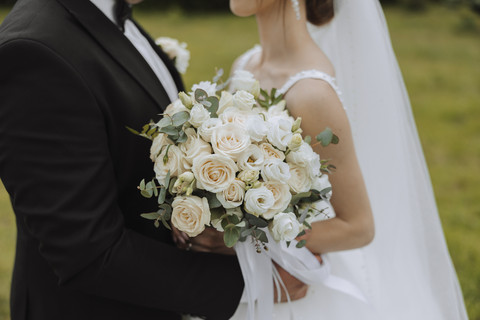 Ada beberapa kiat untuk melakukan wedding vow renewal. Foto: Shutterstock