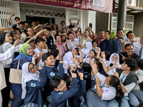 Raffi Ahmad, Boy Tohir, dan Titiek Soeharto sambang SMA Negeri 3 Jakarta bahas soal reuni akbar, Setiabudi, Jakarta Selatan, Selasa (19/8/2025). Foto: Giovanni/kumparan
