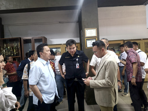Raffi Ahmad, Boy Tohir, dan Titiek Soeharto sambang SMA Negeri 3 Jakarta bahas soal reuni akbar, Setiabudi, Jakarta Selatan, Selasa (19/8/2025). Foto: Giovanni/kumparan