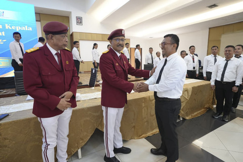 Mensos Saifullah Yusuf (Gus Ipul) dan Wamensos Agus Jabo mengenakan seragam siswa Sekolah Rakyat saat memberi pembekalan Kepala Sekolah dan Guru Sekolah Rakyat di Pusdiklatbangprof Kemensos RI, Cilandak, Jakarta Selatan, Selasa (19/8/2025). Foto: Dok. Kemensos