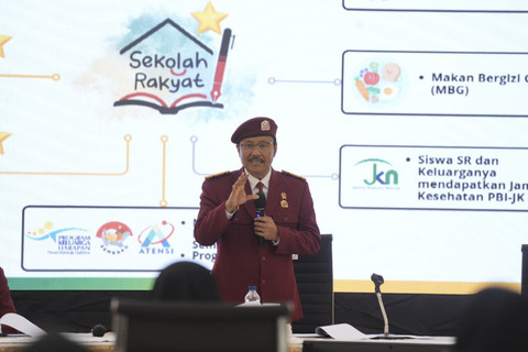 Mensos Saifullah Yusuf (Gus Ipul) dan Wamensos Agus Jabo mengenakan seragam siswa Sekolah Rakyat saat memberi pembekalan Kepala Sekolah dan Guru Sekolah Rakyat di Pusdiklatbangprof Kemensos RI, Cilandak, J...                    </div>

                    <div class=