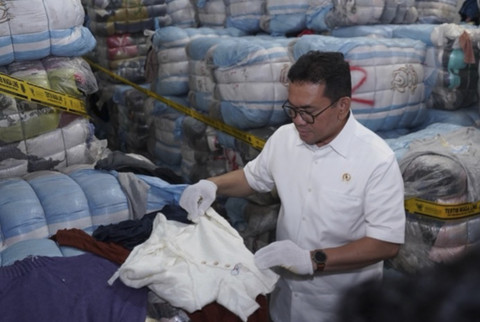 Mendag Budi Santoso saat melihat produk tekstil ilegal berupa 19.391 balpres pakaian bekas senilai Rp 112,35 miliar dalam ekspose di di gudang yang berlokasi di Bojongsoang, Bandung, Jawa Barat pada Selasa (19/8/2025). Foto: Argya D. Maheswara/kumparan 