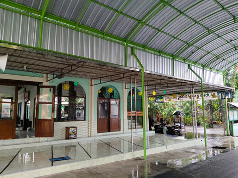 Situasi Masjid Al-Muharram, Pedukuhan Brajan, Kalurahan Tamantirto, Kapanewon Kasihan, Kabupaten Bantul yang menggunakan panel surya untuk tenaga listrik, Selasa (19/8/2025). Foto: Arfiansyah Panji Purnandaru/kumparan