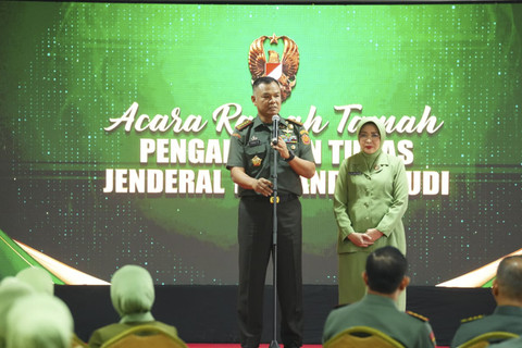 Wakil Panglima TNI Jenderal TNI Tandyo Budi Revita yang sebelumnya menjabat sebagai Wakil Kepala Staf TNI Angkatan Darat mengikuti tradisi pengantaran tugas di Markas Besar TNI Angkatan Darat (Mabesad), Jakarta Pusat, Selasa (19/08/2025). Foto: Dok. Puspen TNI