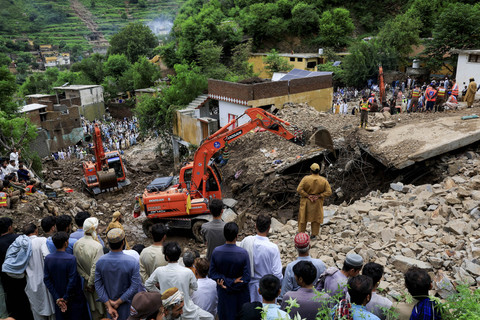 Sejumlah petugas penyelamat mengoperasikan alat berat membersihkan puing-puing pascabanjir bandang di Pakistan, Selasa (19/8/2025). Foto: Akhtar Soomro/Reuters