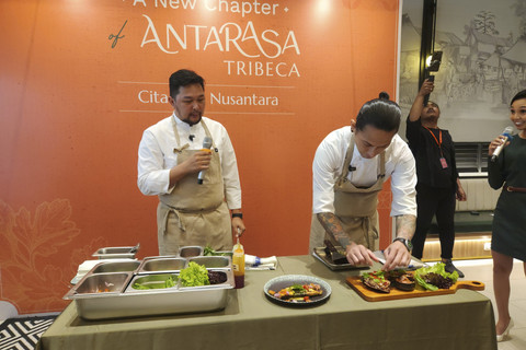 Chef Arcad Fadillah bersama Chef Juna Rorimpandey menyajikan menu baru Antarasa yang digelar di Antarasa Tribeca Central Park Mall, Selasa (19/8/2025). Foto: Ela Nurlaela/kumparan