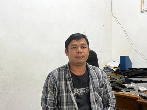 Kepala Dusun Tiga Lemahduhur, Arief Rahman Hakim saat diwawancarai di Kantor Desa Cianaga, Sukabumi, Jawa Barat, Rabu (20/8/2025).  Foto: Rayyan Farhansyah/kumparan