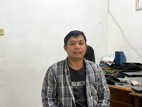 Kepala Dusun Tiga Lemahduhur, Arief Rahman Hakim saat diwawancarai di Kantor Desa Cianaga, Sukabumi, Jawa Barat, Rabu (20/8/2025).  Foto: Rayyan Farhansyah/kumparan