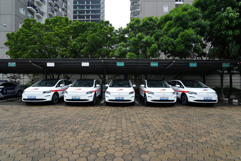 Jusuf Hamka terima pesanan mobil listrik Aletra L8. Foto: Aletra