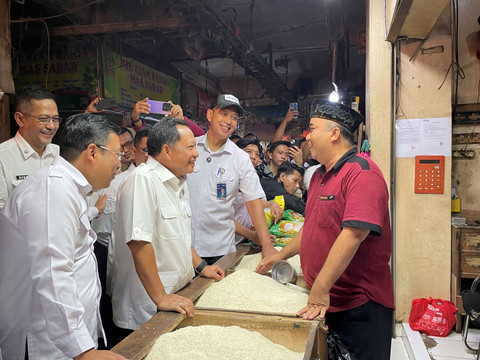 Dirut Bulog Rizal, Mendagri Tito, dan Kepala Bapanas Arief di Pasar Induk Rau, Serang, Rabu (20/8/2025).  Foto: Najma Ramadhanya/kumparan