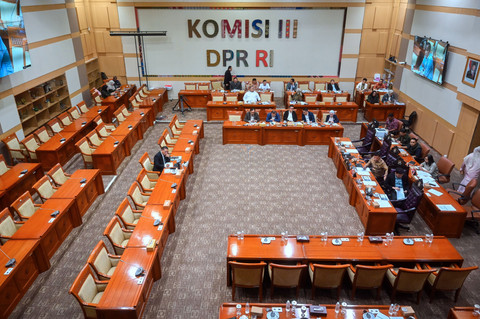 Suasana uji kelayakan dan kepatutan atau fit and proper test calon tunggal Hakim Konstitusi Inosentius Samsul di Komisi III DPR, Kompleks Parlemen, Senayan, Jakarta, Rabu (20/8/2025). Foto: Rivan Awal Lingga/ANTARA FOTO