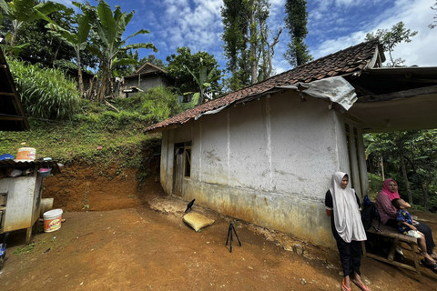 Tampak depan rumah Raya di Desa Cianaga, Sukabumi, Rabu (20/8/2025). Foto: Rayyan Farhansyah/kumparan