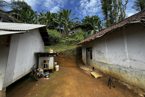 Tampak depan rumah Raya di Desa Cianaga, Sukabumi, Rabu (20/8/2025). Foto: Rayyan Farhansyah/kumparan