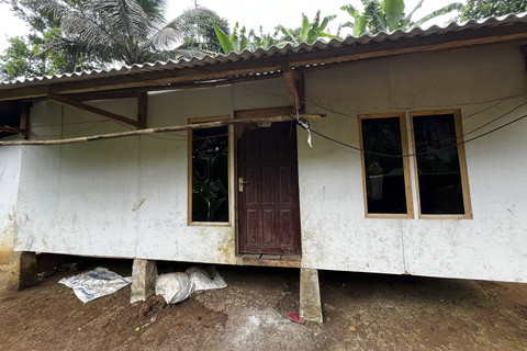 Tampak depan rumah Raya di Desa Cianaga, Sukabumi, Rabu (20/8/2025). Foto: Rayyan Farhansyah/kumparan
