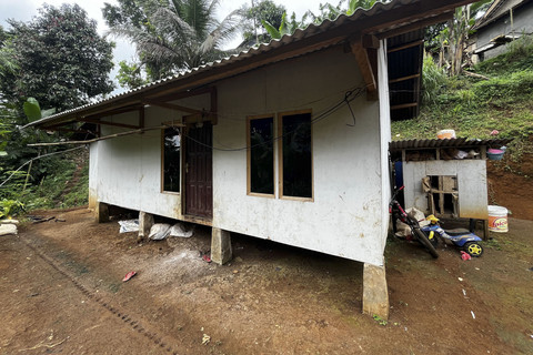 Tampak depan rumah Raya di Desa Cianaga, Sukabumi, Rabu (20/8/2025). Foto: Rayyan Farhansyah/kumparan