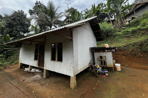Tampak depan rumah Raya di Desa Cianaga, Sukabumi, Rabu (20/8/2025). Foto: Rayyan Farhansyah/kumparan