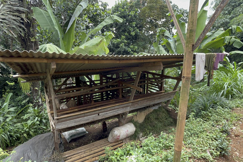 Tampak depan rumah Raya di Desa Cianaga, Sukabumi, Rabu (20/8/2025). Foto: Rayyan Farhansyah/kumparan