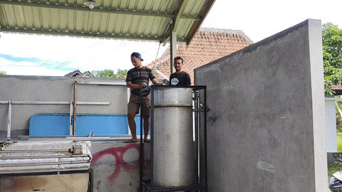 Alat pengubah sampah plastik jadi BBM buatan Tempat Pengolahan Sampah Reduce-Reuse-Recycle (TPS3R) Angudi Triharjo Resik Lan Sehat (Atras 78) di Murangan VII, Kabupaten Sleman, Rabu (20/8/2025). Foto: Arfiansyah Panji Purnandaru/kumparan