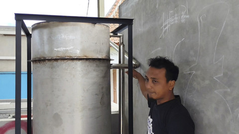 Alat pengubah sampah plastik jadi BBM buatan Tempat Pengolahan Sampah Reduce-Reuse-Recycle (TPS3R) Angudi Triharjo Resik Lan Sehat (Atras 78) di Murangan VII, Kabupaten Sleman, Rabu (20/8/2025). Foto: Arfiansyah Panji Purnandaru/kumparan