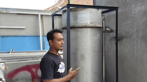 Alat pengubah sampah plastik jadi BBM buatan Tempat Pengolahan Sampah Reduce-Reuse-Recycle (TPS3R) Angudi Triharjo Resik Lan Sehat (Atras 78) di Murangan VII, Kabupaten Sleman, Rabu (20/8/2025). Foto: Arfiansyah Panji Purnandaru/kumparan