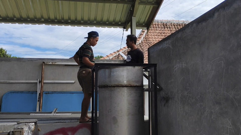 Alat pengubah sampah plastik jadi BBM buatan Tempat Pengolahan Sampah Reduce-Reuse-Recycle (TPS3R) Angudi Triharjo Resik Lan Sehat (Atras 78) di Murangan VII, Kabupaten Sleman, Rabu (20/8/2025). Foto: Arfiansyah Pa...                    </div>

                    <div class=