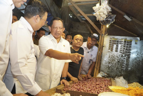 Mendagri Tito Karnavian, Kepala Bapanas Arief Prasetyo Adi, dan Dirut Perum Bulog Ahmad Rizal memantau penyaluran beras SPHP di Serang, Banten, Rabu (20/8/2025). Foto: Dok. Kemendagri